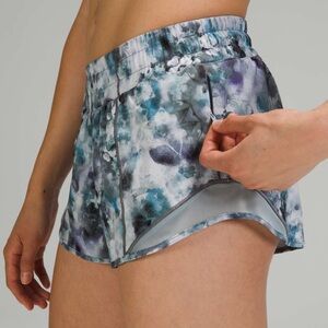 Lululemon Size 6 Hotty Hot Low Rise Short 2.5" Blue